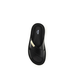 Flache Sandalen aus schwarzem Kalbsleder (Bos taurus)