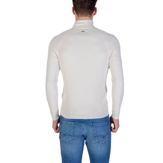 Cuello alto de viscosa crema