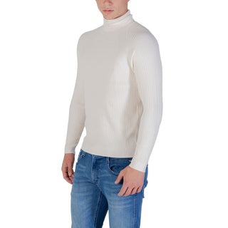 Cuello alto de viscosa crema