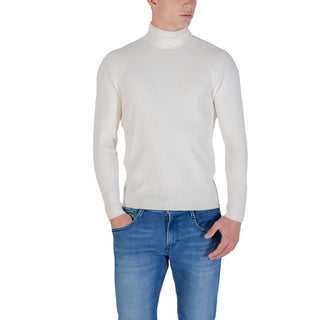 Cuello alto de viscosa crema