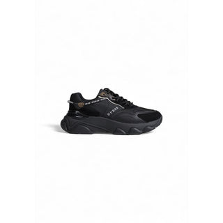 Schwarze, klobige Turnschuhe aus Polyethylen