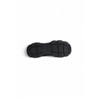 Schwarze, klobige Turnschuhe aus Polyethylen