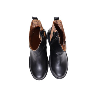 Schwarze Stiefeletten aus Polyethylen