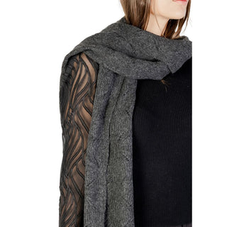 Grauer Schal aus recyceltem Polyester