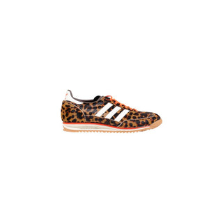 Braune synthetische Turnschuhe