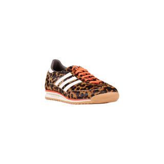 Braune synthetische Turnschuhe