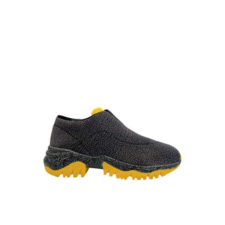 Zapatillas negras de cuero para mujer