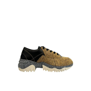 Zapatilla femenina de cuero beige