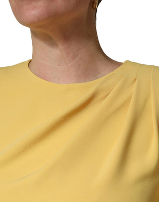 Gelbes Seiden-Midi-Kleid mit langen Ärmeln und Scheidenform