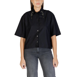 Camisa negra de viscosa de manga corta