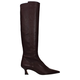 Rote hochhackige Lederstiefel