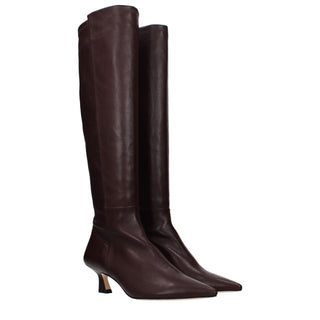 Rote hochhackige Lederstiefel
