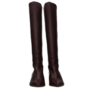 Rote hochhackige Lederstiefel