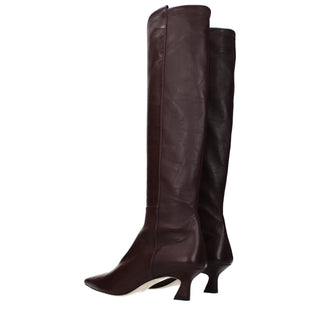 Rote hochhackige Lederstiefel