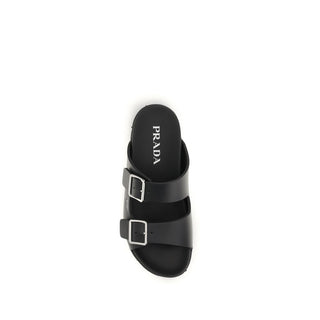 Flache Sandalen aus schwarzem Kalbsleder (Bos taurus)