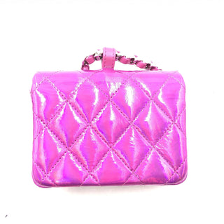 Irisierende rosa gesteppte Lederpochette