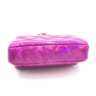 Irisierende rosa gesteppte Lederpochette