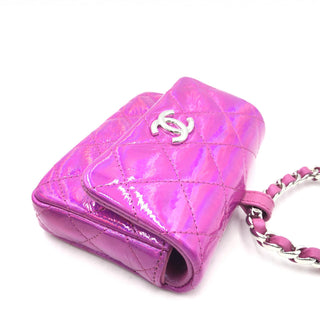 Irisierende rosa gesteppte Lederpochette