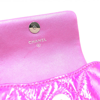 Irisierende rosa gesteppte Lederpochette