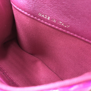 Irisierende rosa gesteppte Lederpochette