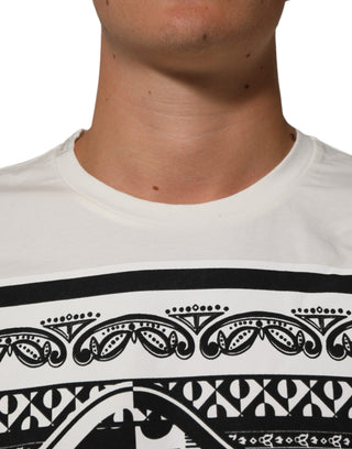Camiseta blanca de algodón para hombre con estampado de bandana y cuello redondo