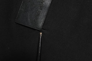 Schwarzes Baumwoll-T-Shirt mit Logo-Plakette und Rundhalsausschnitt