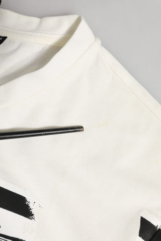 Camiseta blanca de algodón para hombre con estampado de bandana y cuello redondo
