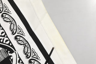 Camiseta blanca de algodón para hombre con estampado de bandana y cuello redondo
