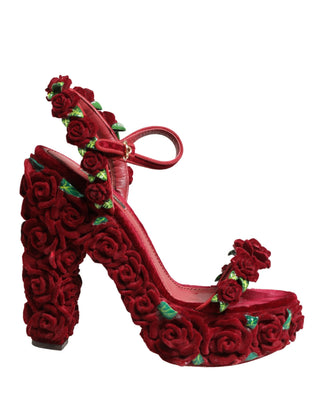 Sandalias con plataforma y adornos de rosas rojas  