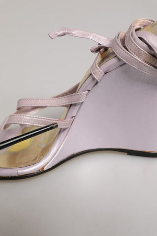 Violette Keilabsatzsandalen aus Leder