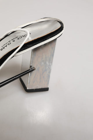 Silberne Sandalen mit Blockabsatz aus schwarzem Leder