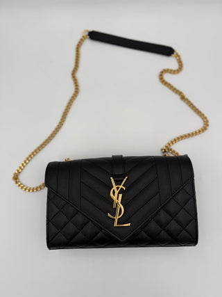 Bolso SAINT LAURENT ENVELOPE SMALL en cuero granulado negro