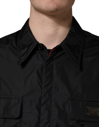 Schwarze Hemdjacke mit Logoplakette und langen Ärmeln
