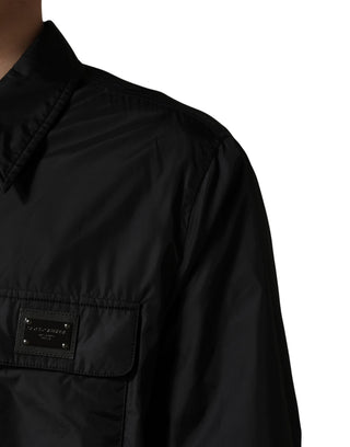 Schwarze Hemdjacke mit Logoplakette und langen Ärmeln