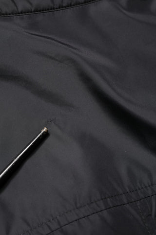 Schwarze Hemdjacke mit Logoplakette und langen Ärmeln