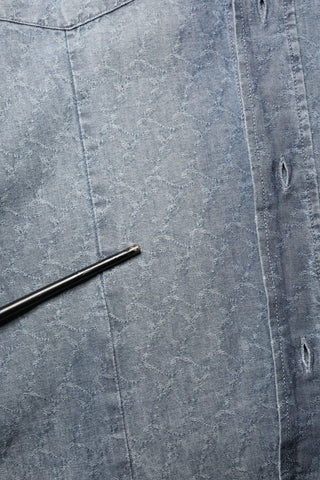 Dunkelblaues langärmliges Jeanshemd mit Kragen