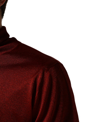 Suéter rojo de manga larga con cuello alto