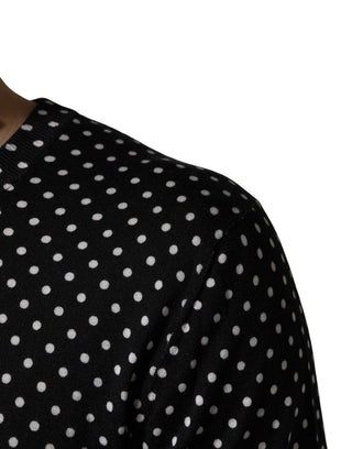 Suéter negro con lunares y cuello redondo