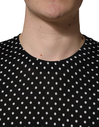 Suéter negro con lunares y cuello redondo
