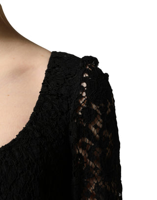 Schwarzes langes Spitzenkleid mit eckigem Ausschnitt und langen Ärmeln