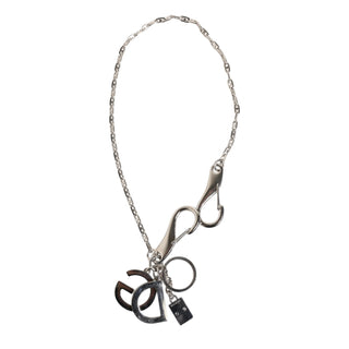 Llavero con logo DG en tono plateado, soporte para llaves y charm para bolso
