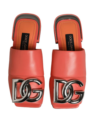 Sandalias planas naranjas de cuero con logo DG