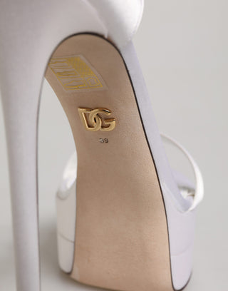 Sandalias blancas con plataforma y correa al tobillo