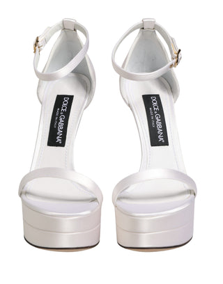 Sandalias blancas con plataforma y correa al tobillo