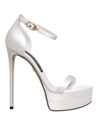 Sandalias blancas con plataforma y correa al tobillo