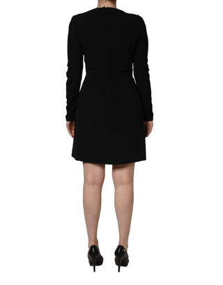 Vestido mini negro con mangas largas y escote redondo  