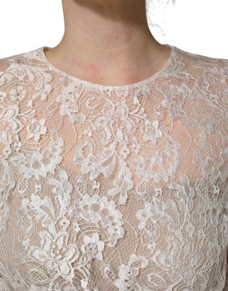 Vestido con top de encaje blanco y falda negra adornada  