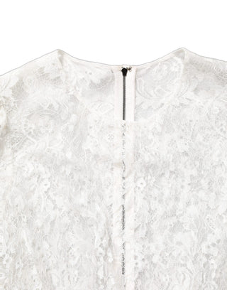 Vestido con top de encaje blanco y falda negra adornada  
