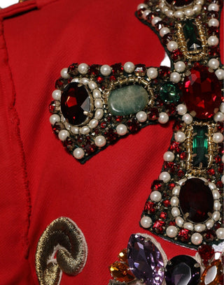 Chaqueta corta asimétrica multicolor con joyas ornamentales  