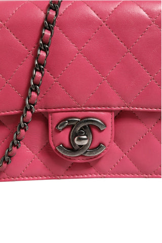 Bolso mini clásico cuadrado con solapa de cuero acolchado de cordero rosa